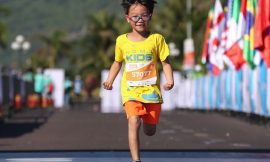 Runner nhí hào hứng trên đường chạy marathon ủng hộ ‘Ánh sáng học đường’