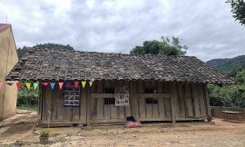 Lớp học bằng ván nát ở vùng cao