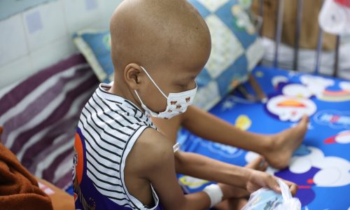 Cậu bé ung thư ngăn mẹ cạo đầu ‘theo con rụng tóc’