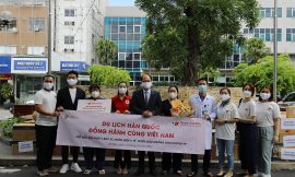500 suất quà động viên y bác sĩ chống dịch tại Hà Nội