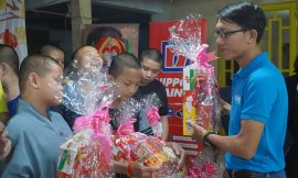 Trao quà Tết cho trẻ mồ côi ở chùa Từ Hạnh