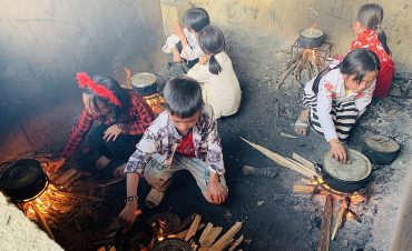 Nồi cơm tự nấu của hơn 80 học trò Nà Tấu