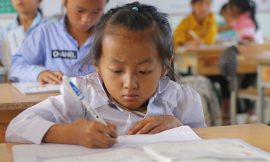 Cô bé tí hon nuôi ước mơ thành giáo viên