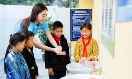 Lương Thùy Linh hướng dẫn trẻ Đồng Văn giữ gìn vệ sinh học đường