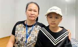 Bà ngoại lặn lội khắp nơi tìm bệnh cho cháu