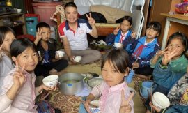 Thầy giáo bỏ tiền túi nấu cơm trưa cho học trò