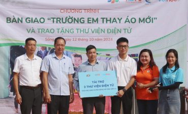 Trao thư viện điện tử và sơn sửa trường lớp cho học sinh huyện biên giới