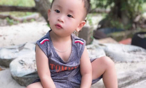 Những ngày giông bão của vợ chồng cứu con ung thư