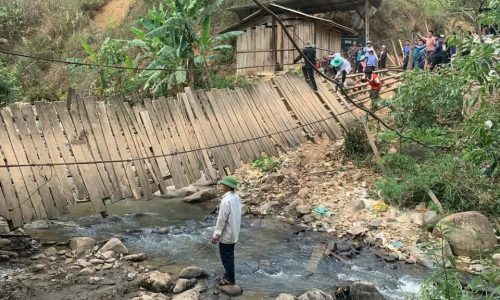 Dân bản góp ván gỗ dựng lại cầu sập