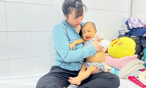 Bé trai 2 tuổi hồi sinh nhờ lá gan từ người chết não
