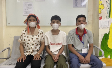 Chuyến rời bản đầu đời của cặp vợ chồng Hà Nhì
