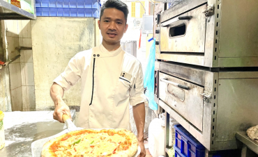Đôi bạn thân từ ngủ gầm cầu đến chủ tiệm pizza