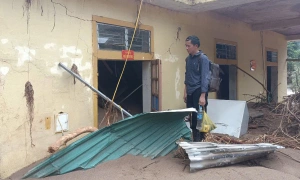 Nhiều trường học bị vùi lấp sau lũ
