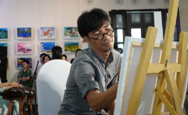 Họa sĩ cùng các em khiếm thị trình diễn nghệ thuật
