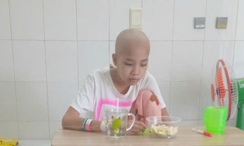 Chạy vạy từng ngày để cứu con mắc ung thư máu