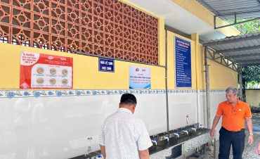 Bàn giao công trình vệ sinh và thư viện điện tử trước năm học mới