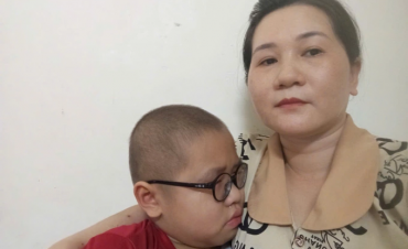 Nỗ lực cứu con bị ung thư của người mẹ đơn thân