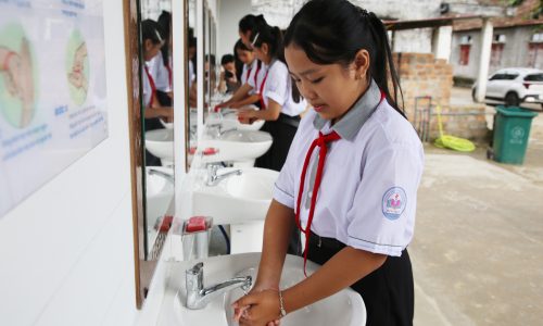Khánh thành loạt công trình vệ sinh cho học sinh Quảng Trị
