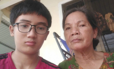 Cậu bé u não chăm bà ngoại liệt giường