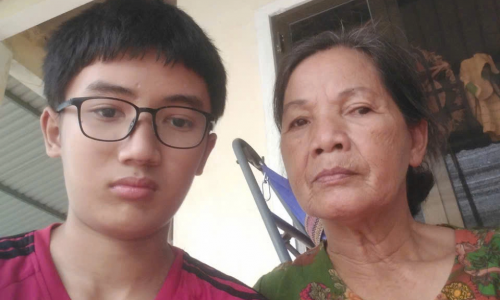 Cậu bé u não chăm bà ngoại liệt giường