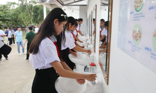 Học sinh ‘tự tin hơn’ khi có nhà vệ sinh mới