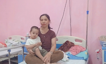 Cõng con vượt lũ đi chữa bệnh