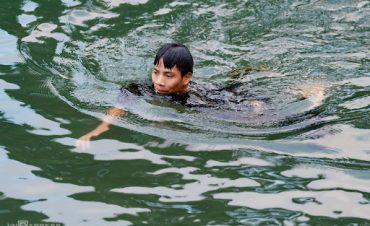 Học sinh vùng sâu có phòng tắm đạt chuẩn sau nhiều năm tắm suối lạnh