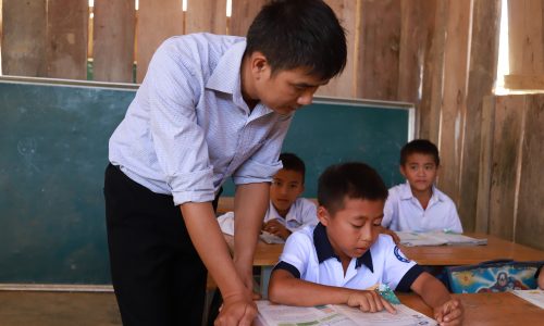 Thầy giáo 8 năm làm cha của những học trò mồ côi