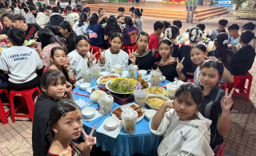 Thầy trò vùng cao mổ 13 con lợn ăn Tết