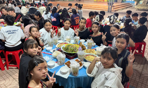 Thầy trò vùng cao mổ 13 con lợn ăn Tết