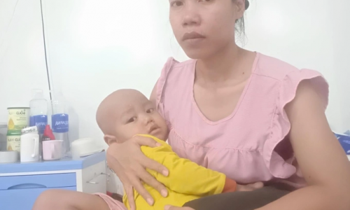 Tai ương kép dưới mái nhà dột của người mẹ Cơ Tu