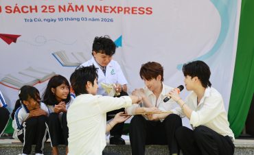 Ca sĩ Hồ Đông Quan cùng học sinh thực hành kỹ năng cứu người lúc nguy cấp