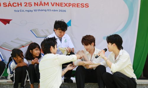 Ca sĩ Hồ Đông Quan cùng học sinh thực hành kỹ năng cứu người lúc nguy cấp