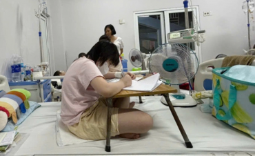 Cô bé liệt tứ chi ôn thi trên giường bệnh