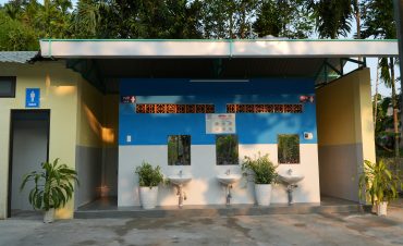 Học sinh Hrê Quảng Ngãi có nhà vệ sinh mới