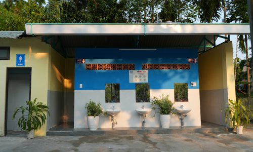 Học sinh Hrê Quảng Ngãi có nhà vệ sinh mới