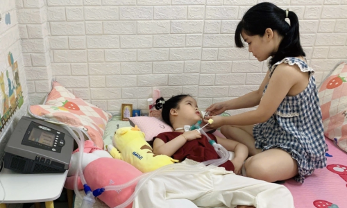 Người mẹ cùng con chiến đấu với bệnh hiếm