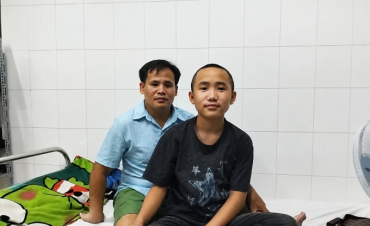 Chuyến rời bản gần 1.000 km đi cứu con của ông bố người Mông