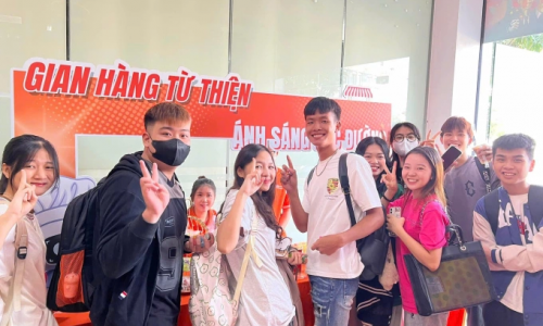 Sinh viên bán đồ ăn vặt gom gần 3 tỷ đồng xây cầu, trường học