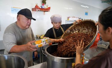 Nhà sáng lập KOTO nấu mì cho học sinh Trường Hy Vọng