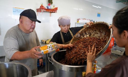 Nhà sáng lập KOTO nấu mì cho học sinh Trường Hy Vọng