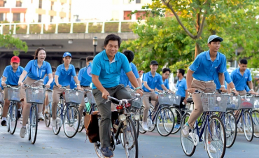 Học sinh Trường Hy Vọng đạp xe cùng Đại sứ Đan Mạch