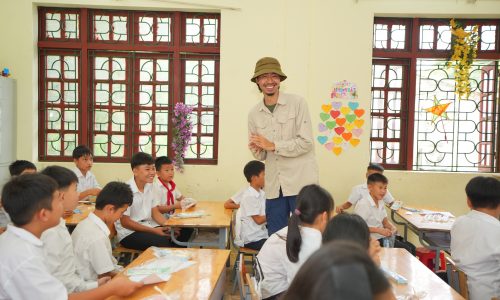 Rapper Đen Vâu đồng hành trao thư viện Hy Vọng