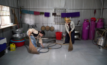 300 học sinh chật vật trong nhà ăn tạm