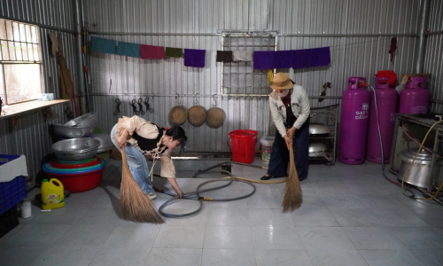 300 học sinh chật vật trong nhà ăn tạm