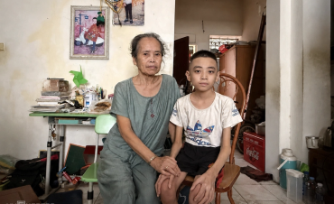 Bà ngoại 78 tuổi dành lương hưu cứu cháu bạo bệnh