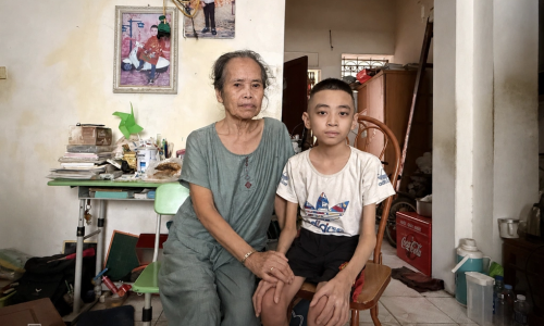 Bà ngoại 78 tuổi dành lương hưu cứu cháu bạo bệnh