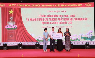 Tặng 9 thư viện điện tử cho học sinh Điện Biên dịp khai giảng