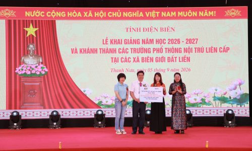 Tặng 9 thư viện điện tử cho học sinh Điện Biên dịp khai giảng