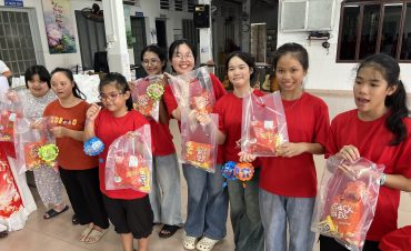 Mang Trung thu đến trẻ tại mái ấm TP.HCM